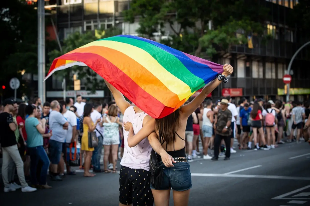 Pareja celebrando en un viaje LGTBI friendly